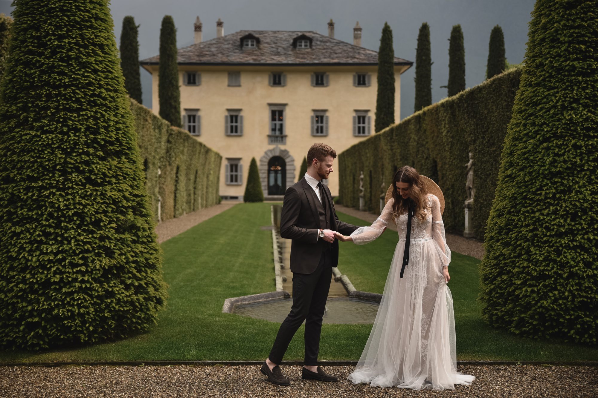 Hochzeitspaar in einem Schlossgarten